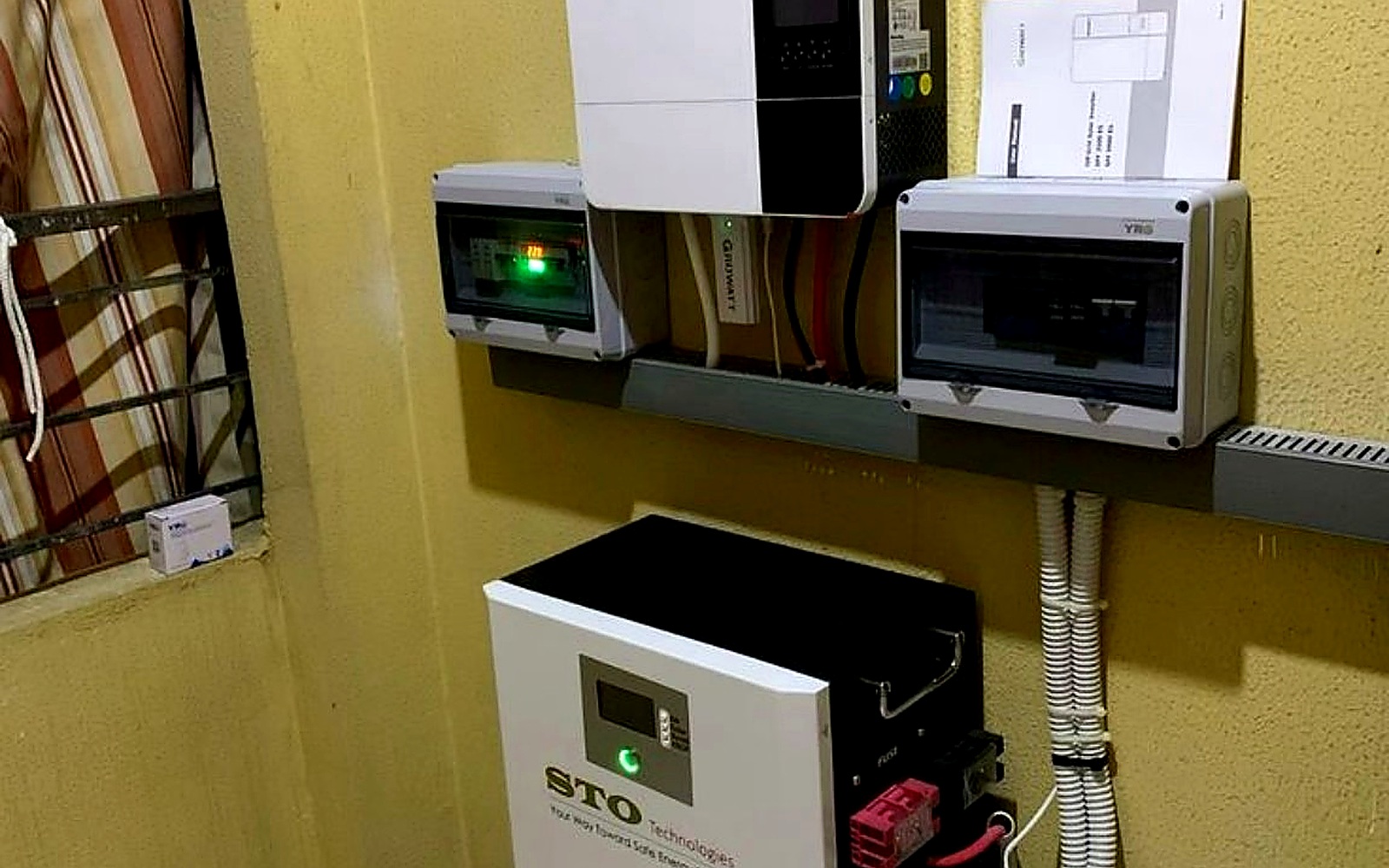 Solar inverter and lithium battery installation
